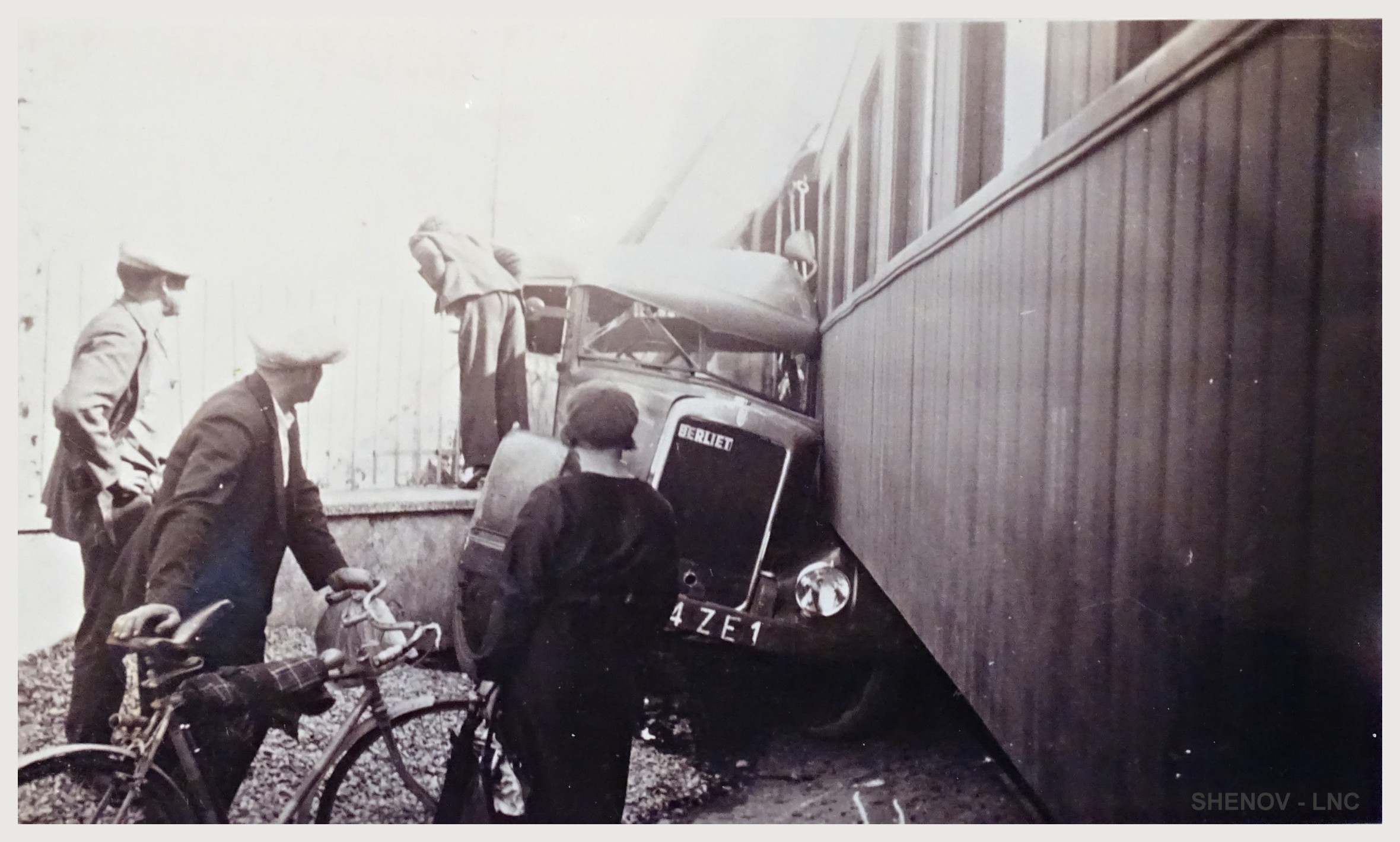 Accident entre un train et un camion en pleine ville à Challans (années 1930)