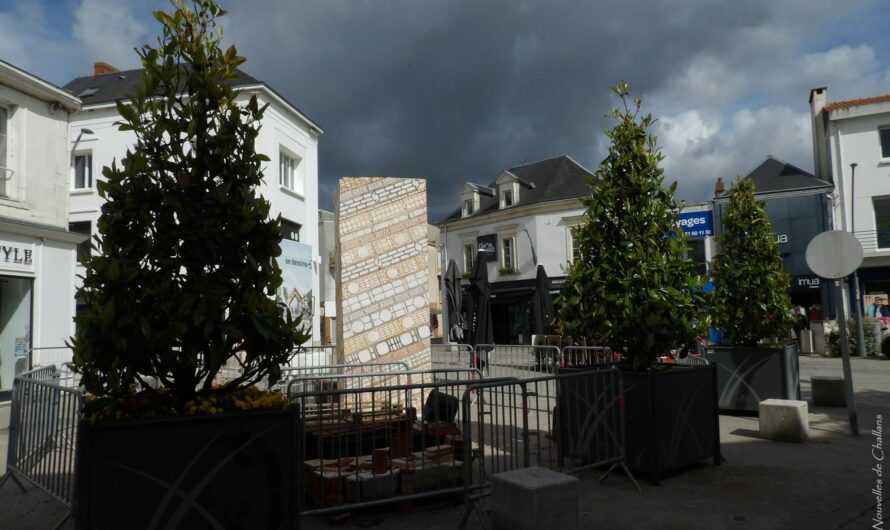 Challans – Pourquoi cette grande colonne sur la place du Général de Gaulle ?